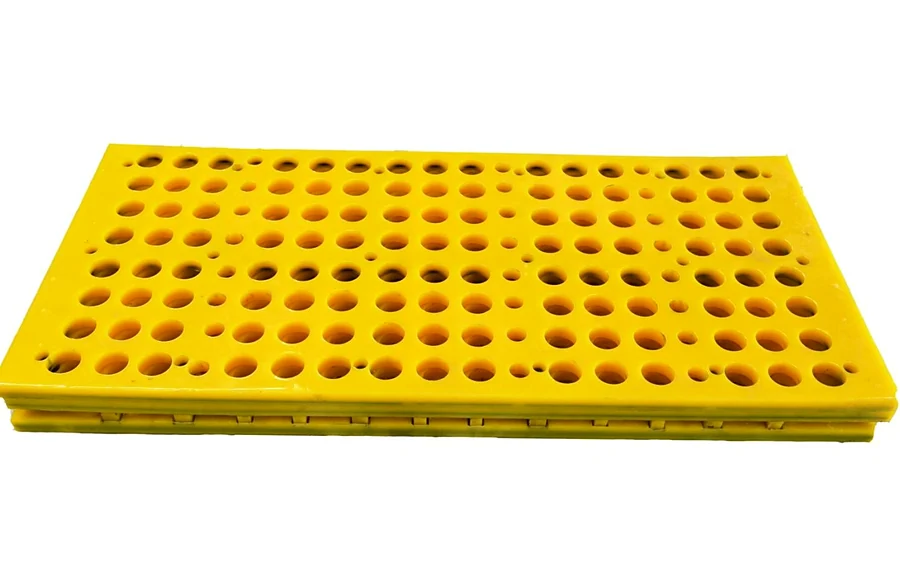Reinforced polyurethane screen panel with round apertures