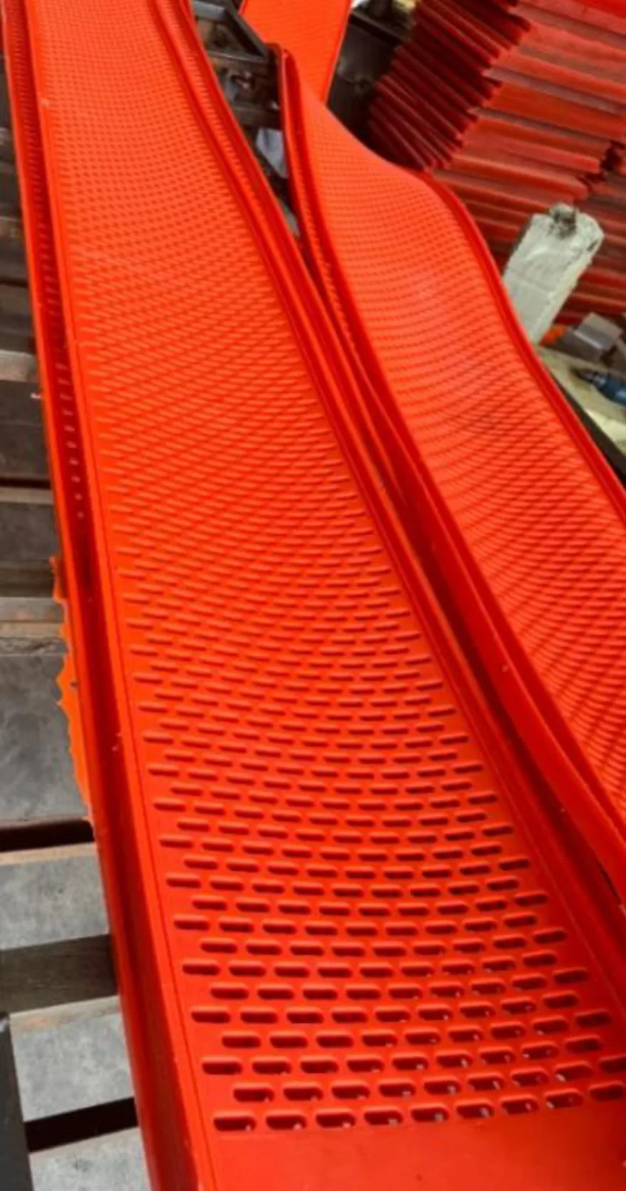 Flexible flip-flow screen panel