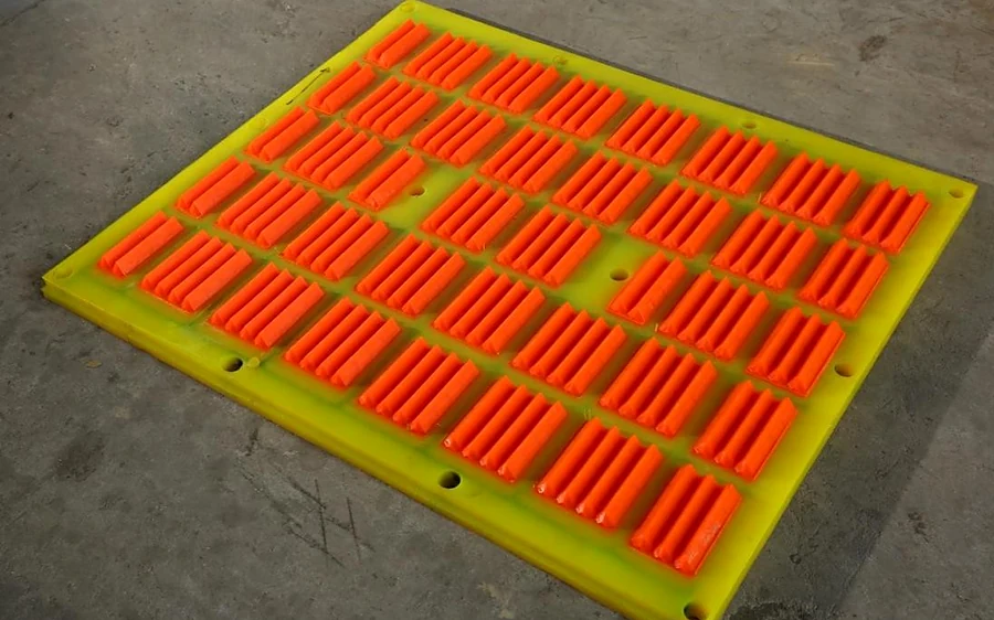 Polyurethane dewatering screen panel with hump-type ridges